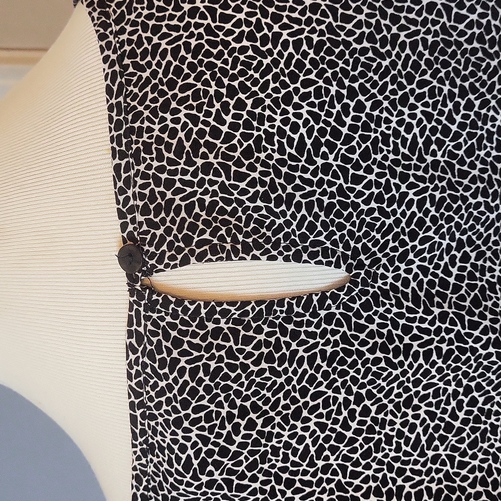 Chico's Animal Print Black White Top 2 Large Short Sleeve Silky Keyhole Back - Picture 5 of 6